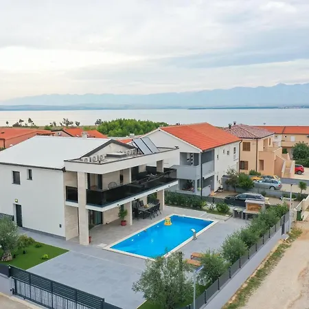 فيلة Luxury Marko